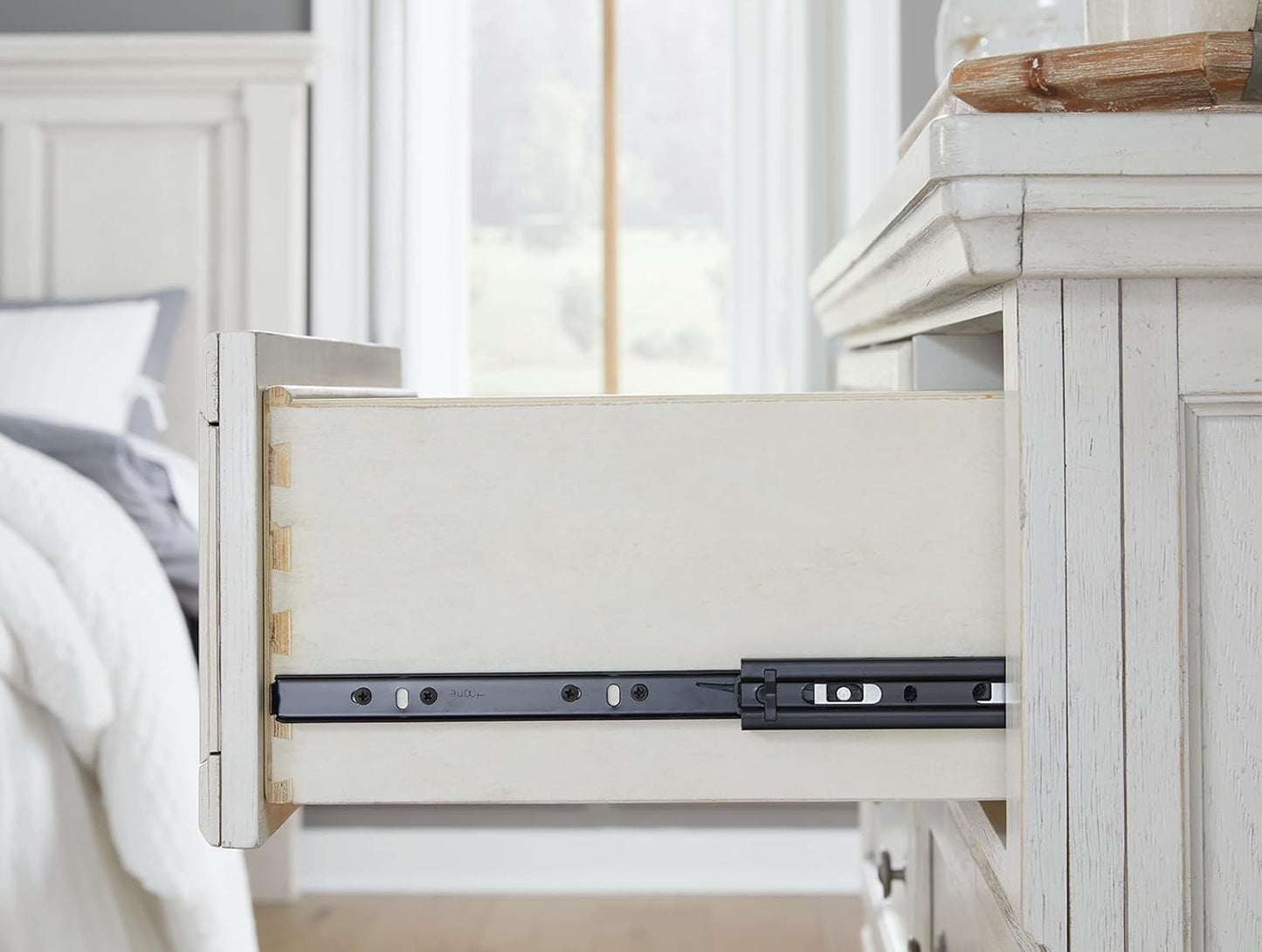 Robbinsdale Traditional 7 Drawer Dresser in Antique White